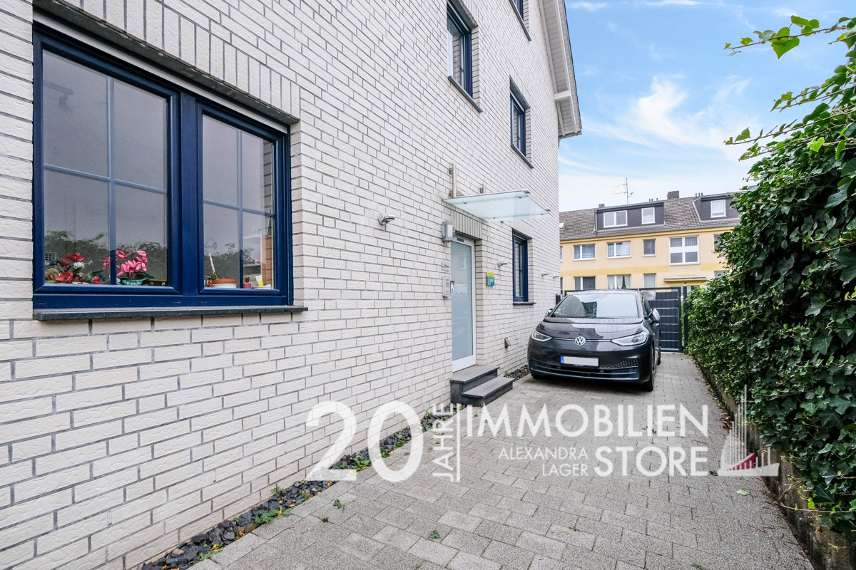 Einfahrt mit E-Auto-Ladestation