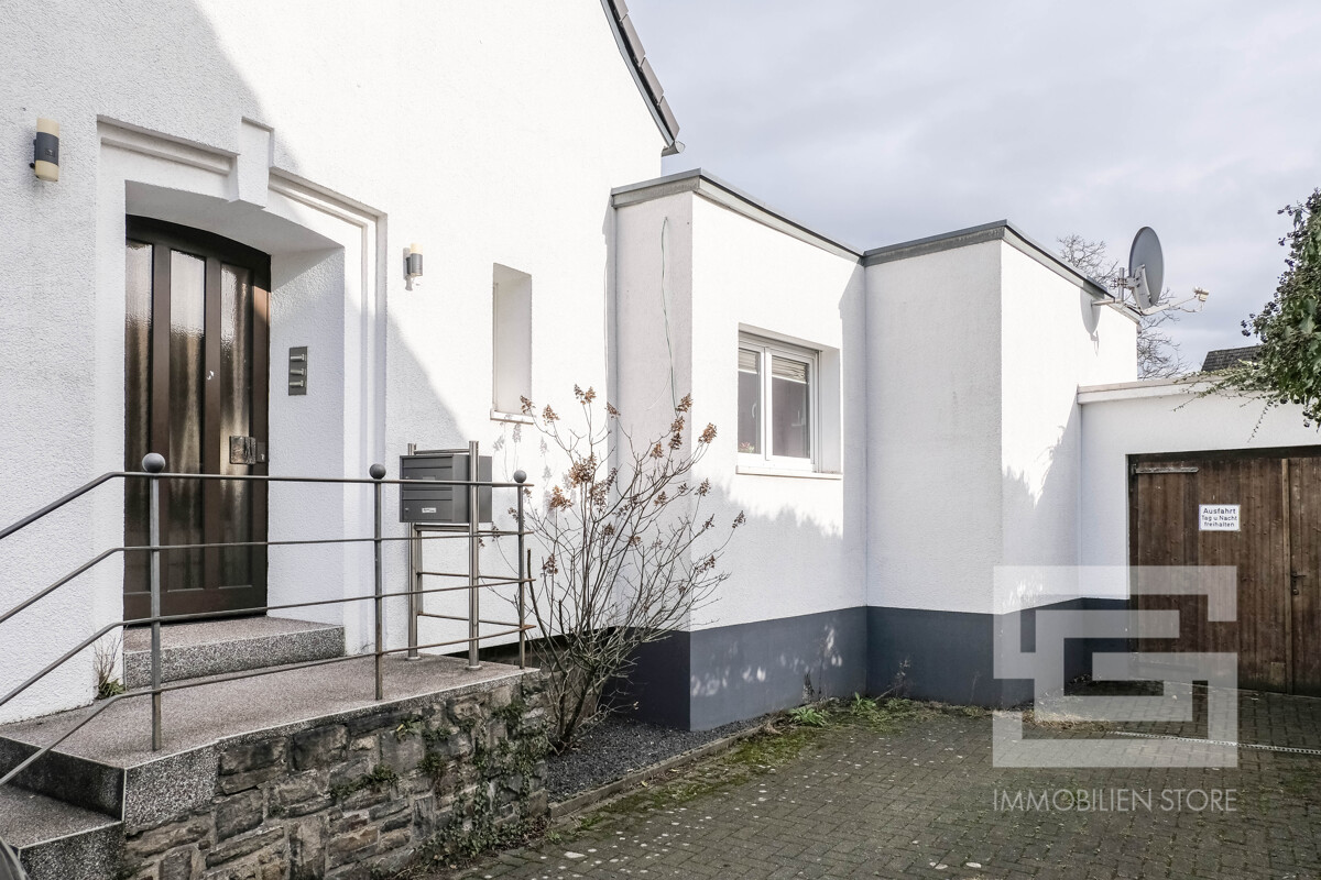 Der Hauseingang mit großer Einfahrt