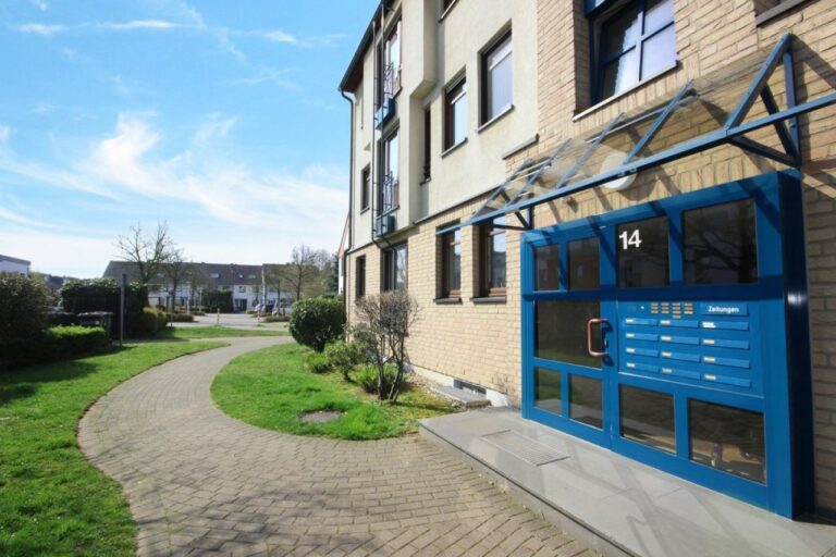 Topmoderne 2- Zimmer- Wohnung im sehr gepflegten Bast Bau Wohnanwesen