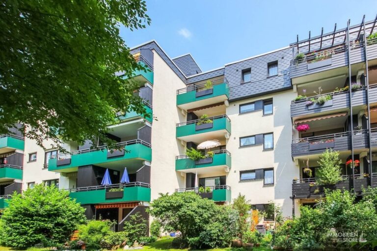 Bezaubernde Dachgeschosswohnung mit Lift und Blick ins Grüne!