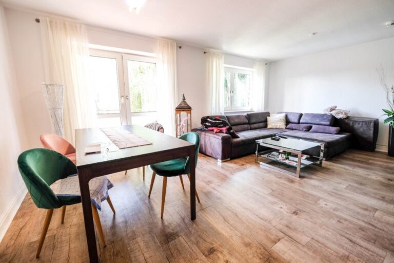 Lichtstarke 3-Zimmer-Wohnung + 2 Zimmer im Souterrain unweit des Elbsees!