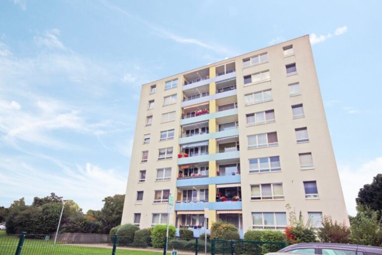 Provisionsfrei! Handwerker aufgepasst! 4-Zimmer-Wohnung zum selber renovieren!