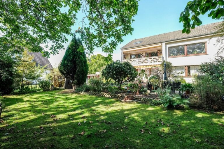 4-Zimmer-Wohnung in Zweifamilienhaus mit Garten und Garage in Baumberg!