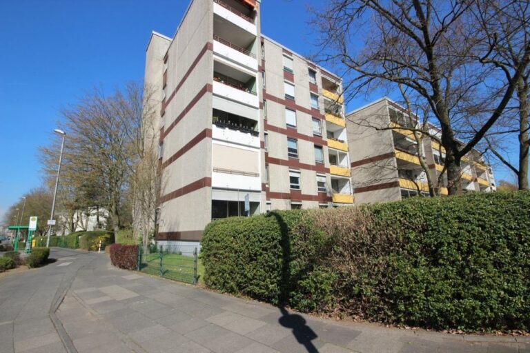 Wohnen in der Belle Etage – 3 Zimmer Wohnung mit Lift und Sonnenloggia in Monheim – Baumberg!