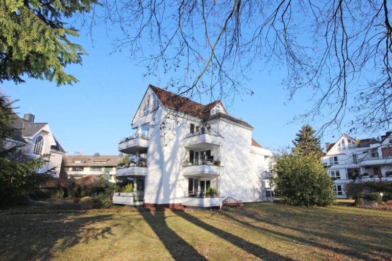 Stilvolle Atelierwohnung in wunderbarem Anwesen mit Privatpark!